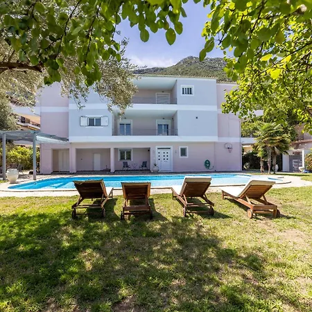 Felicia Dream House * Kamena Vourla