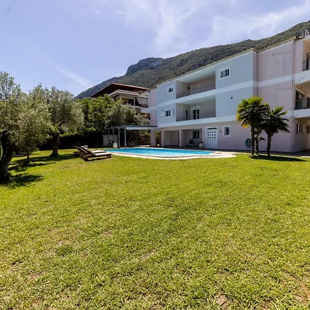 Felicia Dream House * Kamena Vourla